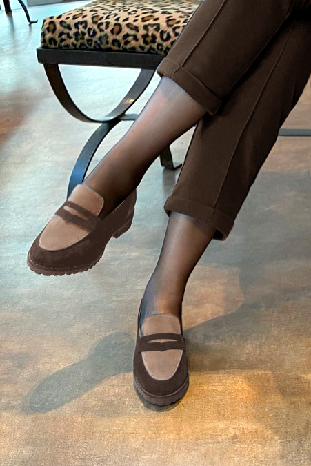 Mocassin femme : Mocassin sport couleur marron chocolat et beige biscuit. Bout rond. Semelle gomme talon plat. Vue porté - Florence KOOIJMAN