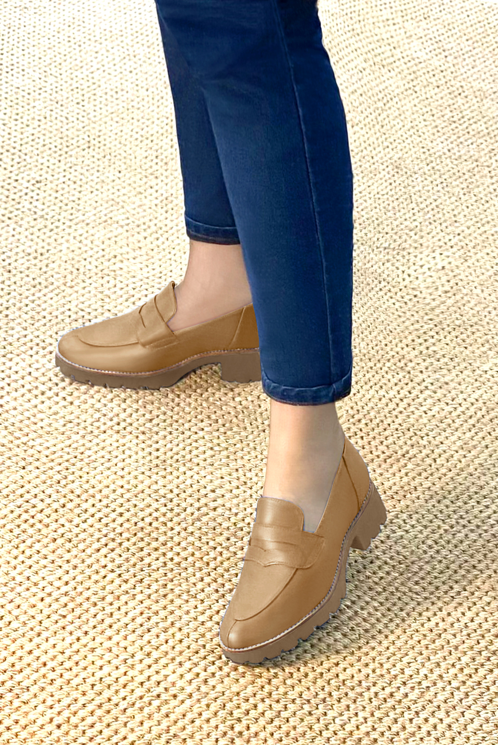 Mocassin femme : Mocassin sport couleur beige camel. Bout rond. Semelle gomme petit talon. Vue porté - Florence KOOIJMAN