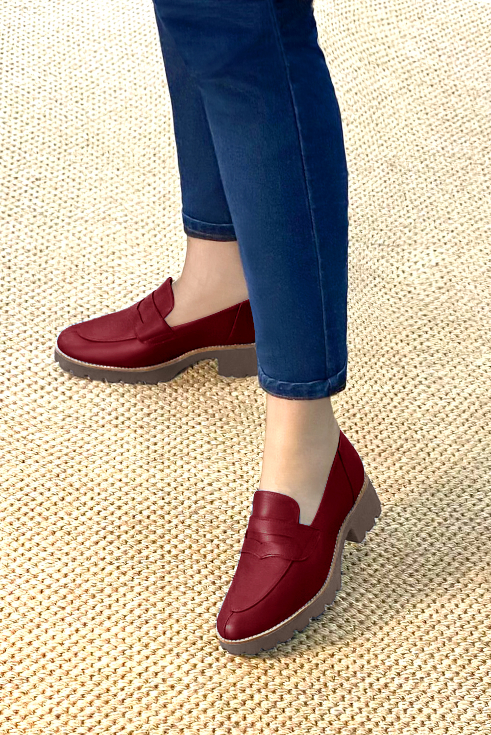 Mocassin femme : Mocassin sport couleur rouge bordeaux. Bout rond. Semelle gomme petit talon. Vue porté - Florence KOOIJMAN
