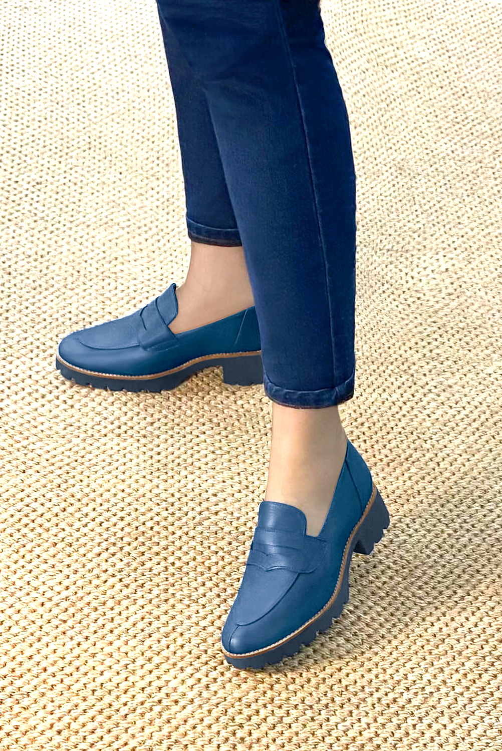 Mocassin femme : Mocassin sport couleur bleu denim. Bout rond. Semelle gomme petit talon. Vue porté - Florence KOOIJMAN