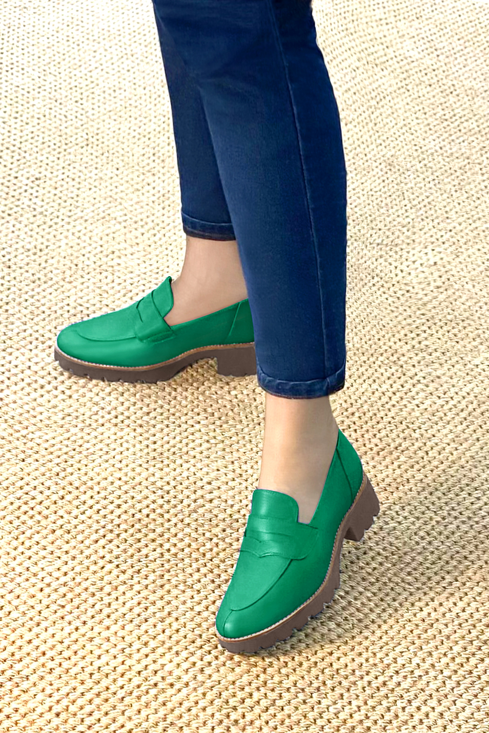 Mocassin femme : Mocassin sport couleur vert émeraude. Bout rond. Semelle gomme petit talon. Vue porté - Florence KOOIJMAN