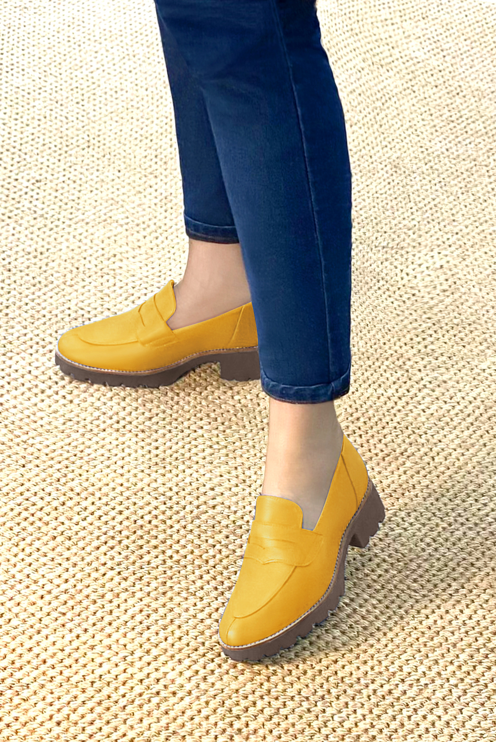 Mocassin femme : Mocassin sport couleur jaune ocre. Bout rond. Semelle gomme petit talon. Vue porté - Florence KOOIJMAN