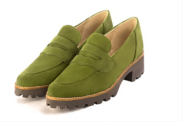 Mocassin femme : Mocassin sport couleur vert pistache. Bout rond. Semelle gomme petit talon Vue avant - Florence KOOIJMAN