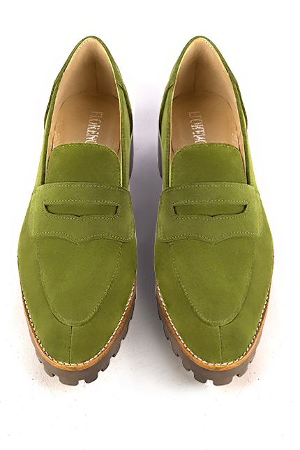 Mocassin femme : Mocassin sport couleur vert pistache. Bout rond. Semelle gomme petit talon. Vue du dessus - Florence KOOIJMAN