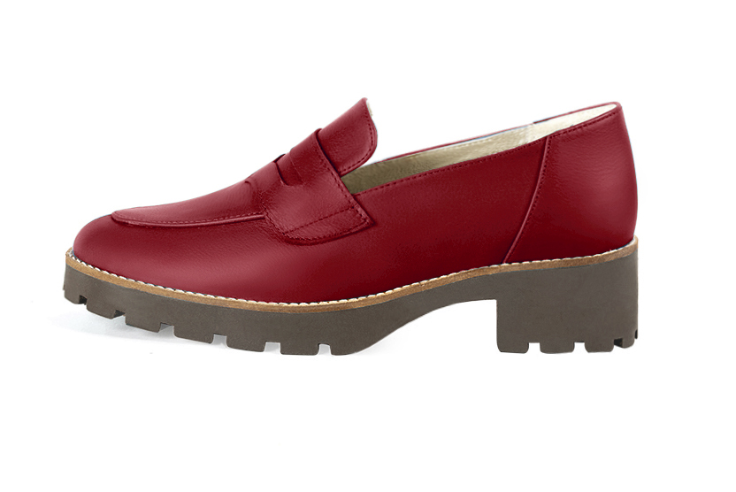 Mocassin femme : Mocassin sport couleur rouge carmin. Bout rond. Semelle gomme petit talon. Vue de profil - Florence KOOIJMAN