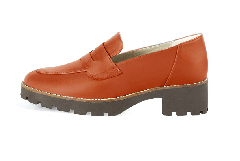 Mocassin femme : Mocassin sport couleur orange clémentine. Bout rond. Semelle gomme petit talon. Vue de profil - Florence KOOIJMAN
