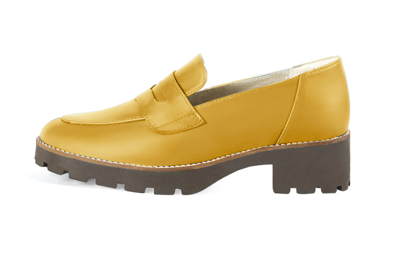 Mocassin femme : Mocassin sport couleur jaune ocre. Bout rond. Semelle gomme petit talon. Vue de profil - Florence KOOIJMAN