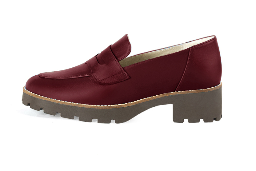Mocassin femme : Mocassin sport couleur rouge bordeaux. Bout rond. Semelle gomme petit talon. Vue de profil - Florence KOOIJMAN