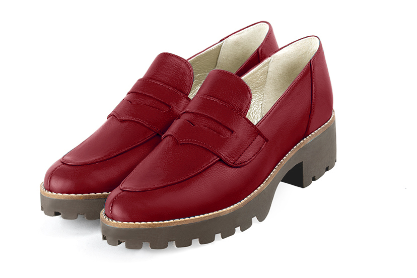 Mocassin femme : Mocassin sport couleur rouge carmin. Bout rond. Semelle gomme petit talon Vue avant - Florence KOOIJMAN
