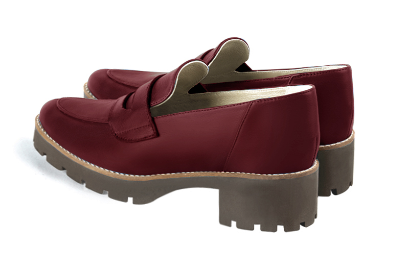 Mocassin femme : Mocassin sport couleur rouge bordeaux. Bout rond. Semelle gomme petit talon. Vue arrière - Florence KOOIJMAN