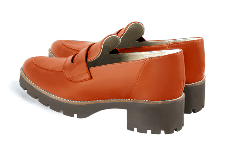 Mocassin femme : Mocassin sport couleur orange clémentine. Bout rond. Semelle gomme petit talon. Vue arrière - Florence KOOIJMAN