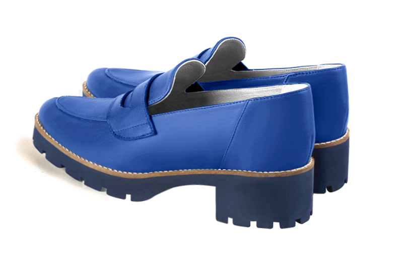 Mocassin femme : Mocassin sport couleur bleu électrique. Bout rond. Semelle gomme petit talon. Vue arrière - Florence KOOIJMAN