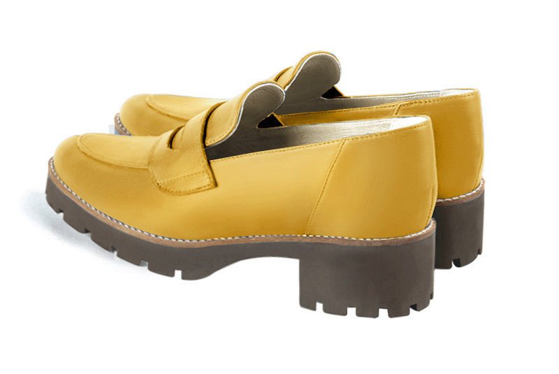 Mocassin femme : Mocassin sport couleur jaune ocre. Bout rond. Semelle gomme petit talon. Vue arrière - Florence KOOIJMAN