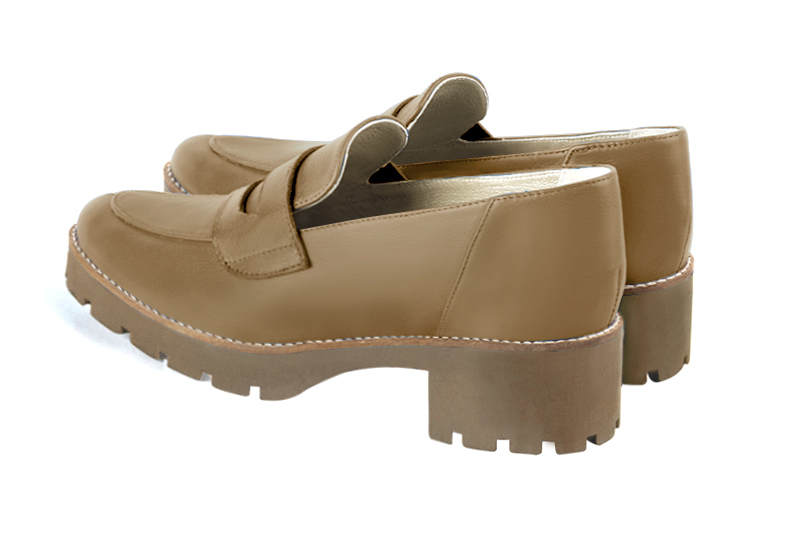 Mocassin femme : Mocassin sport couleur beige camel. Bout rond. Semelle gomme petit talon. Vue arrière - Florence KOOIJMAN