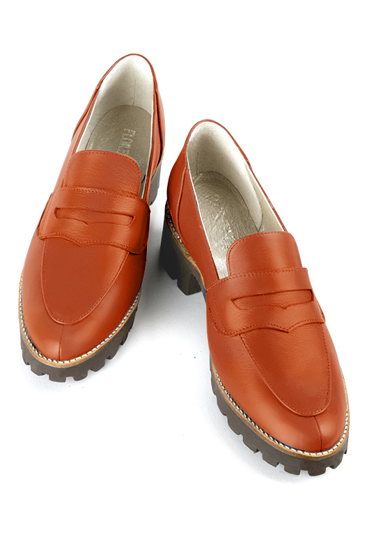 Mocassin femme : Mocassin sport couleur orange clémentine. Bout rond. Semelle gomme petit talon. Vue du dessus - Florence KOOIJMAN