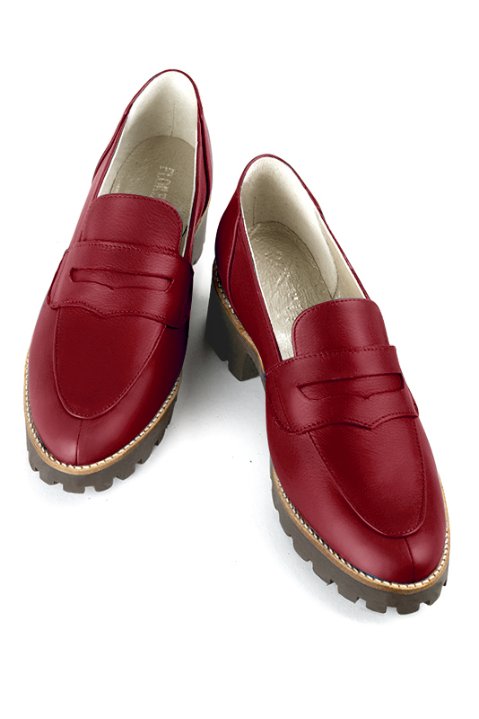 Mocassin femme : Mocassin sport couleur rouge carmin. Bout rond. Semelle gomme petit talon. Vue du dessus - Florence KOOIJMAN