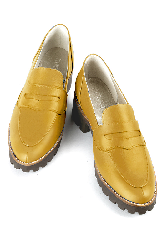 Mocassin femme : Mocassin sport couleur jaune ocre. Bout rond. Semelle gomme petit talon. Vue du dessus - Florence KOOIJMAN