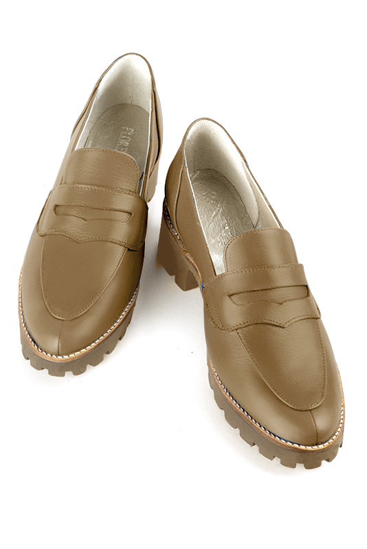 Mocassin femme : Mocassin sport couleur beige camel. Bout rond. Semelle gomme petit talon. Vue du dessus - Florence KOOIJMAN