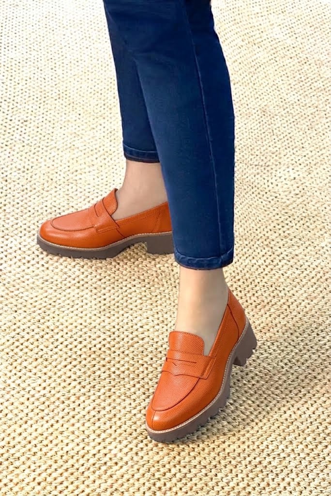 Mocassins casual pour femme en cuir terracotta avec bout rond et semelle crantée en gomme - Vue porté