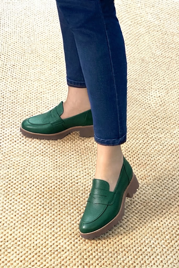 Mocassins casual pour femme en cuir vert sapin avec bout rond et semelle crantée en gomme - Vue porté
