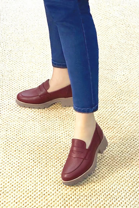 Mocassins habillés femme semelles épaisses en cuir rouge bordeaux à bout rond - Vue du dessus