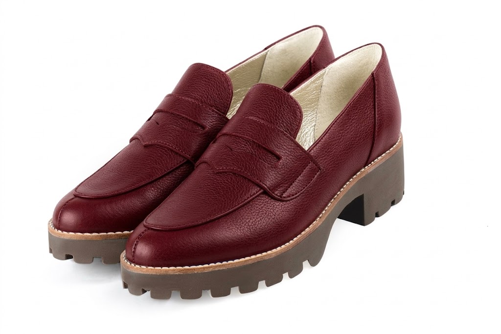 Mocassins casual pour femme en cuir bordeaux avec bout rond et semelle crantée en gomme - Vue avant