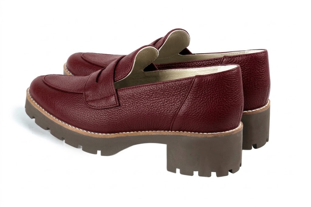 Mocassins casual pour femme en cuir bordeaux avec bout rond et semelle crantée en gomme - Vue arrière