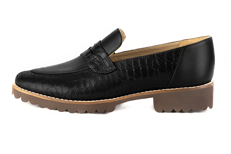 Mocassins sport élégants et raffinés, coloris noir satiné. Bout rond. Semelle gomme plat. Personnalisation : Choix des cuirs, des couleurs et des talons. Petites et grandes pointures. - Florence KOOIJMAN