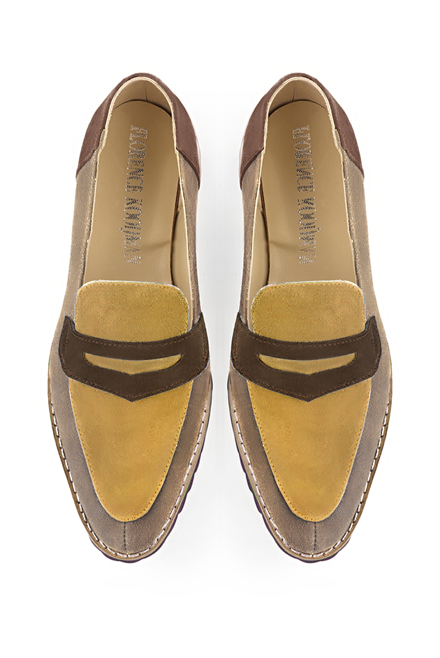 Mocassins sport élégants et raffinés, coloris beige sahara, jaune ocre et marron chocolat. Bout rond. Semelle gomme plat. Personnalisation : Choix des cuirs, des couleurs et des talons. Petites et grandes pointures. - Florence KOOIJMAN