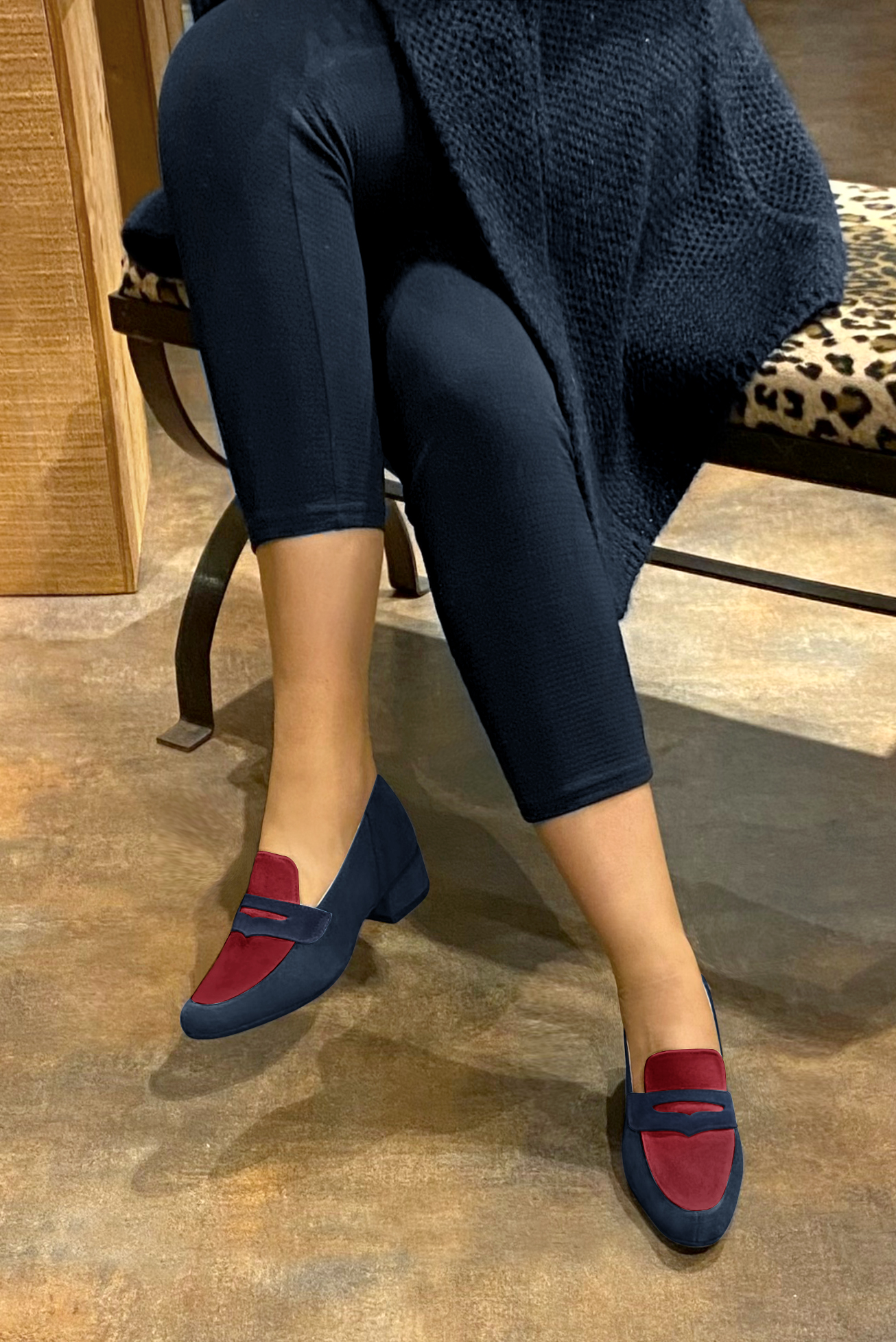 Mocassin femme : Mocassin élégant et raffiné couleur bleu marine et rouge bordeaux. Bout rond. Petit talon bottier. Vue porté - Florence KOOIJMAN