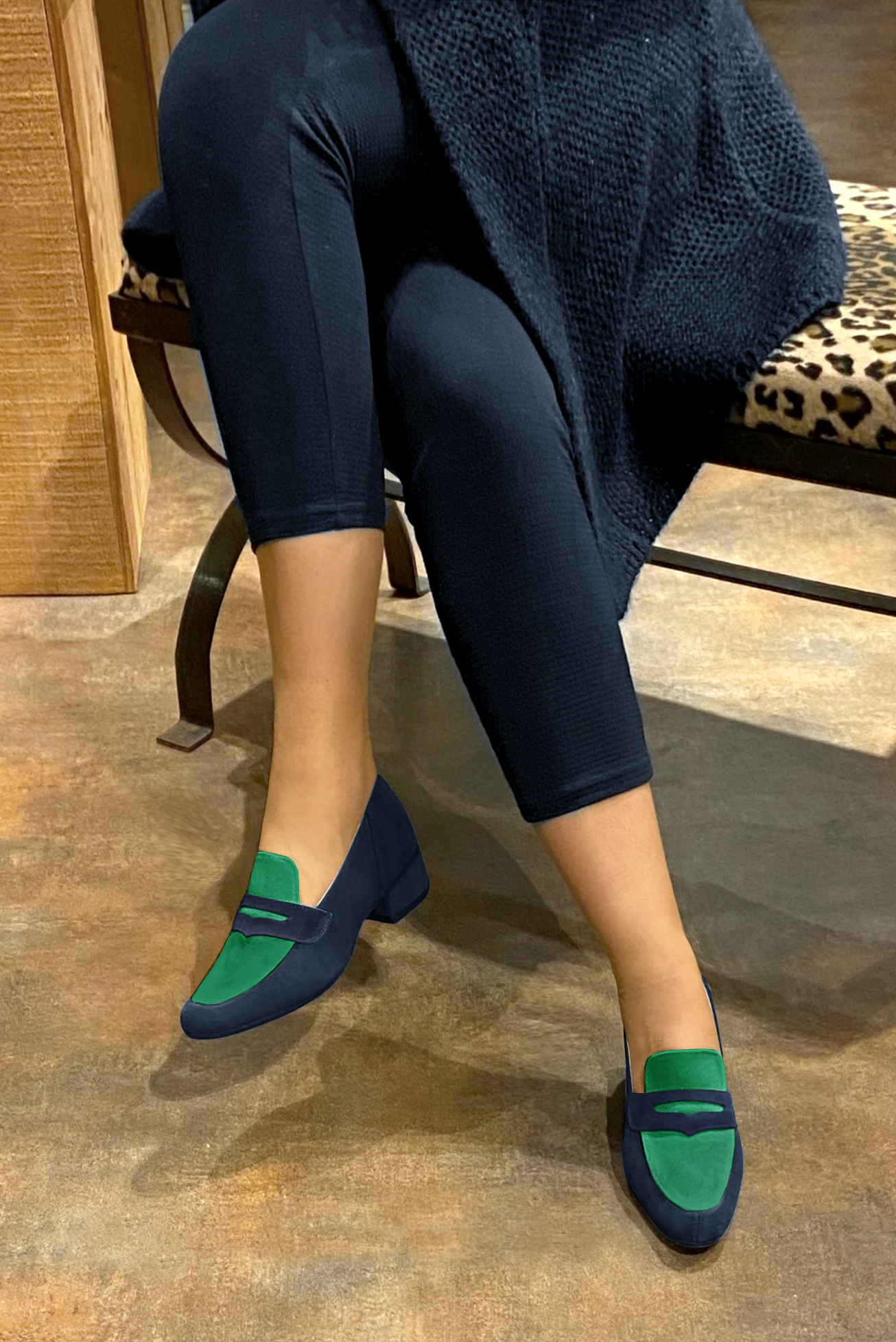 Mocassin femme : Mocassin élégant et raffiné couleur bleu marine et vert émeraude. Bout rond. Petit talon bottier. Vue porté - Florence KOOIJMAN