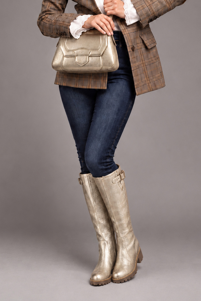 Petit sac porté à l'épaule pour femme en cuir sable - Vue porté