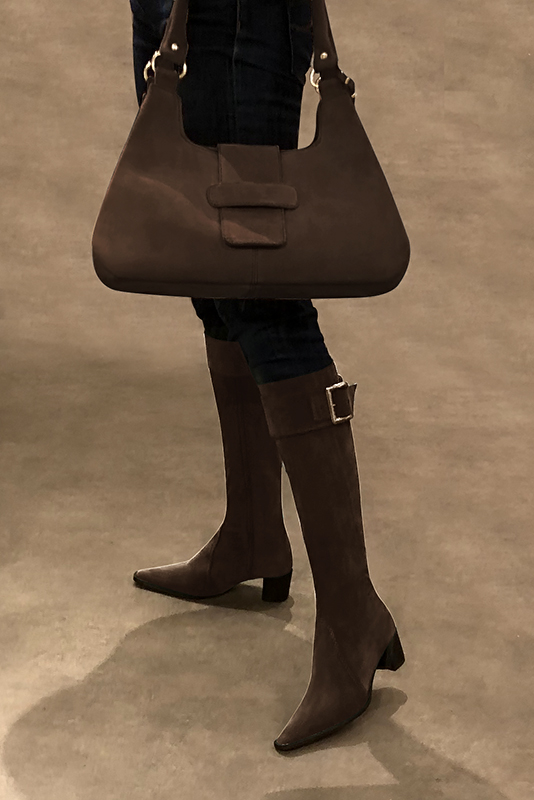 Bracelets pour bottes et cuissardes : A porter sur des bottes ou cuissardes en haut des mollets | couleur marron ébène. Vue porté - Florence KOOIJMAN