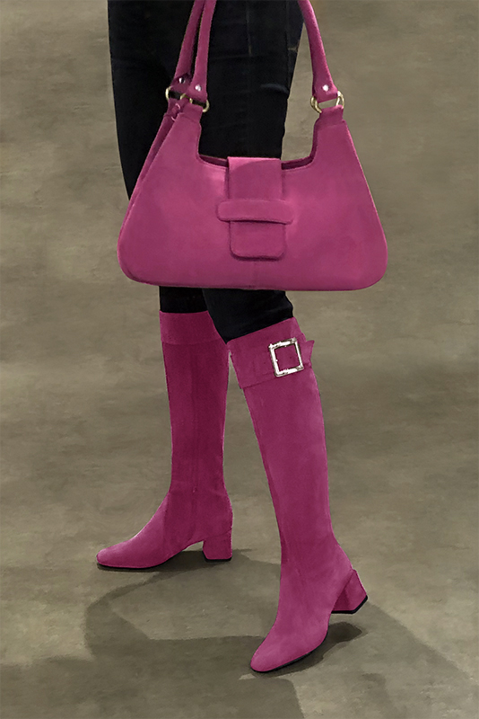 Bracelets pour bottes et cuissardes : A porter sur des bottes ou cuissardes en haut des mollets | couleur rose fuchsia. Vue porté - Florence KOOIJMAN