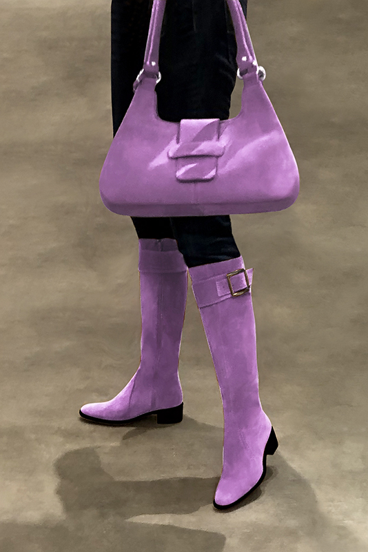 Bracelets pour bottes et cuissardes : A porter sur des bottes ou cuissardes en haut des mollets | couleur violet mauve. Vue porté - Florence KOOIJMAN