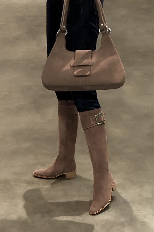 Bracelets pour bottes et cuissardes : A porter sur des bottes ou cuissardes en haut des mollets | couleur marron chocolat. Vue porté - Florence KOOIJMAN
