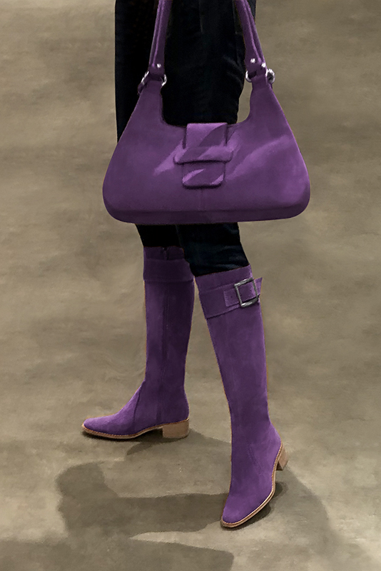 Bracelets pour bottes et cuissardes : A porter sur des bottes ou cuissardes en haut des mollets | couleur violet améthyste. Vue porté - Florence KOOIJMAN