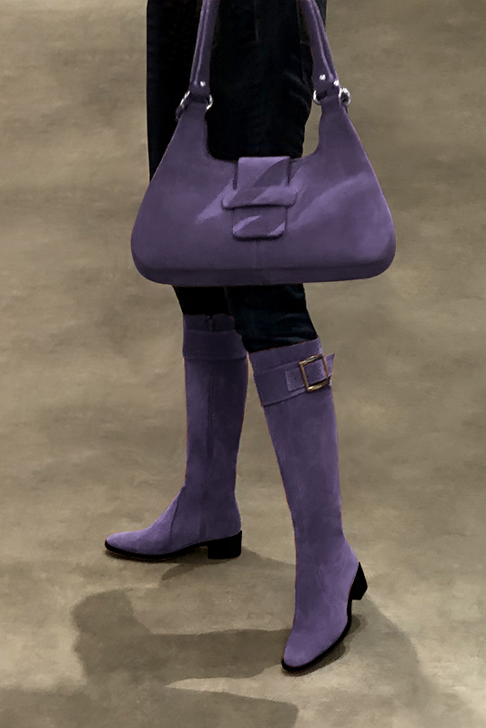 Bracelets pour bottes et cuissardes : A porter sur des bottes ou cuissardes en haut des mollets | couleur violet lavande. Vue porté - Florence KOOIJMAN