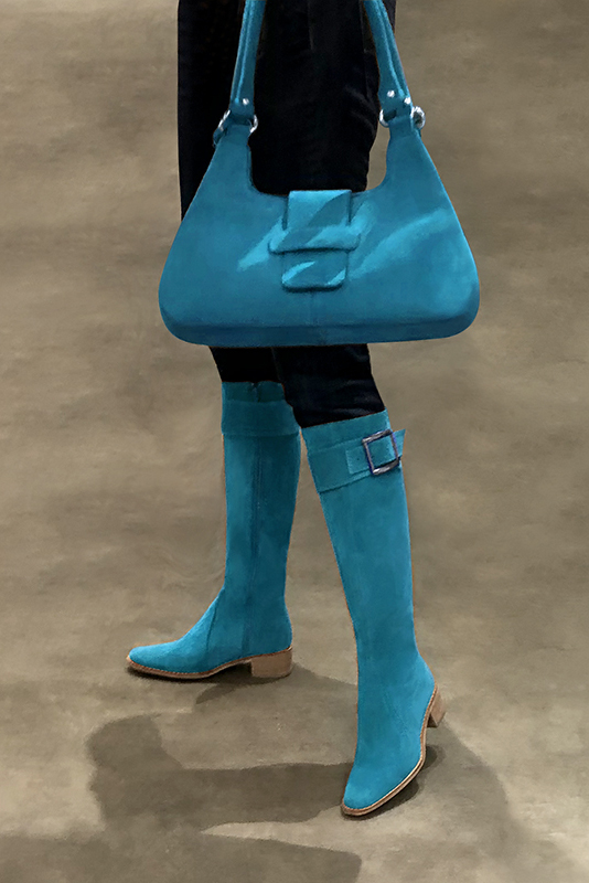 Bracelets pour bottes et cuissardes : A porter sur des bottes ou cuissardes en haut des mollets | couleur bleu turquoise. Vue porté - Florence KOOIJMAN