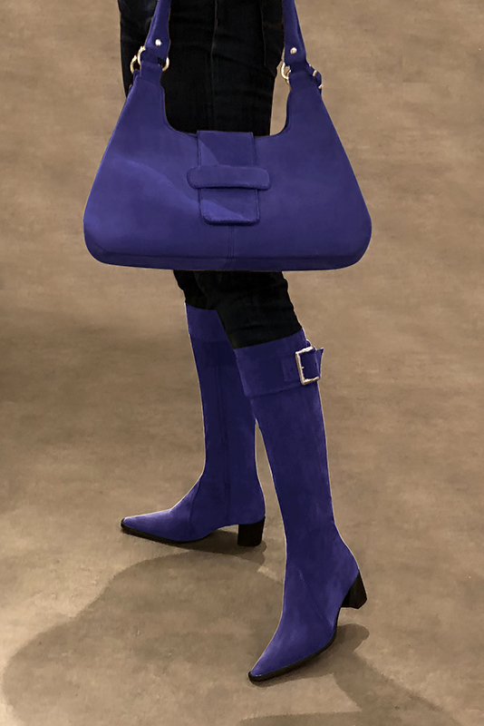 Bracelets pour bottes et cuissardes : A porter sur des bottes ou cuissardes en haut des mollets | couleur violet outremer. Vue porté - Florence KOOIJMAN