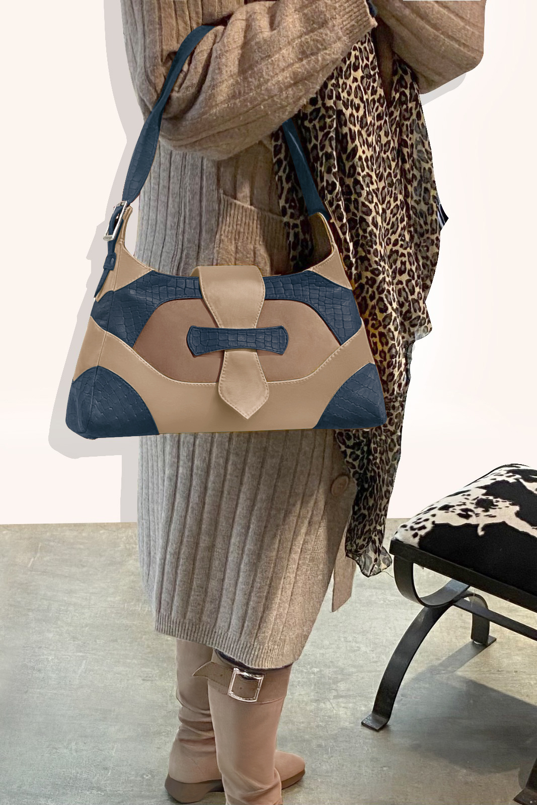 Grand sac porté à l'épaule habillé femme en cuir bleu denim, beige biscuit et blanc ivoire - Vue porté