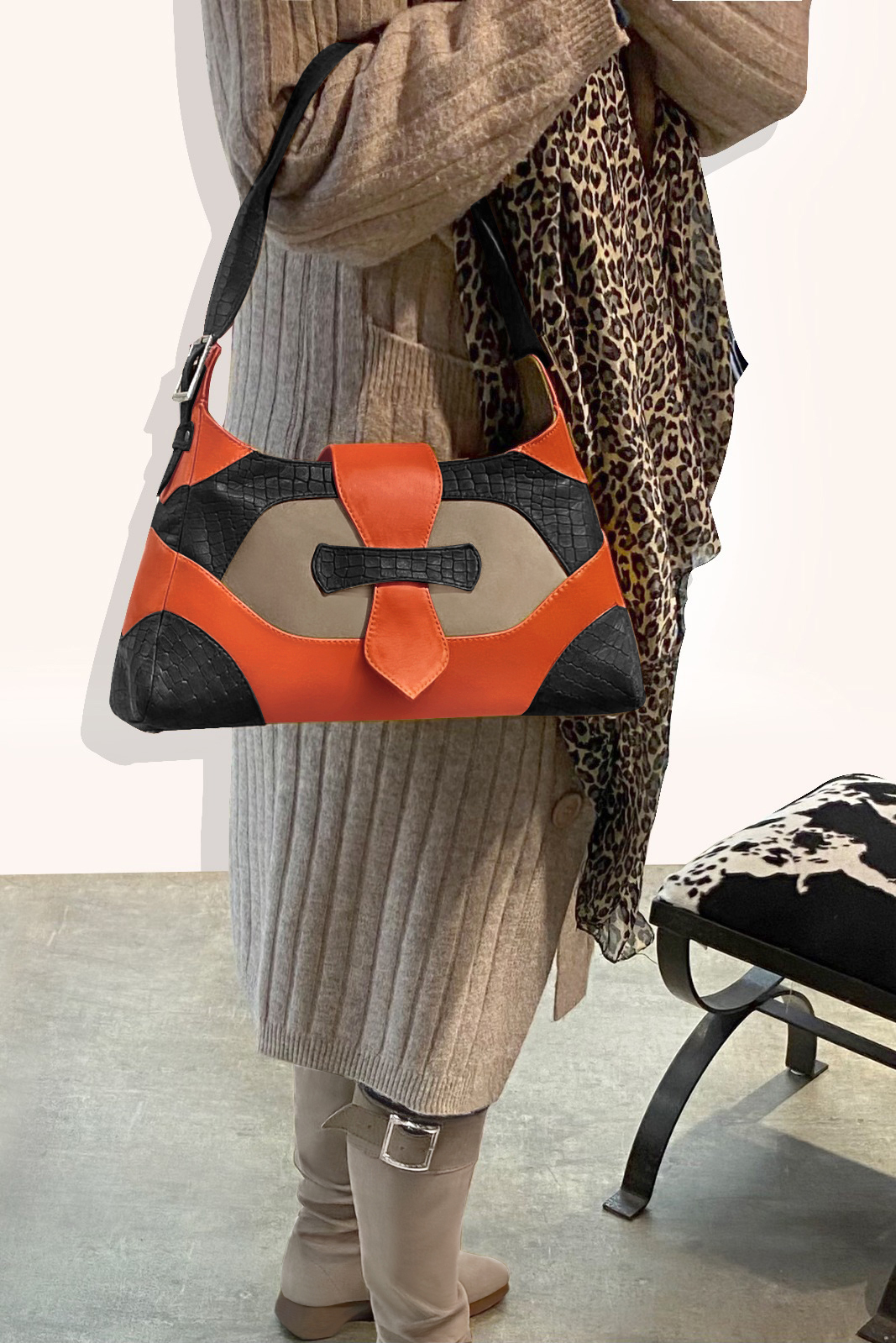 Grand sac à main habillé en cuir noir satiné, beige sahara et orange clémentine - Vue porté
