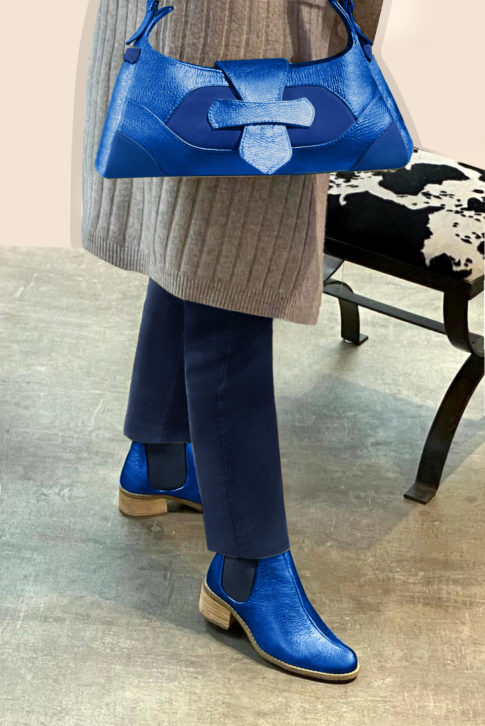 Sac porté à l'épaule habillé femme en cuir bleu électrique - Vue porté