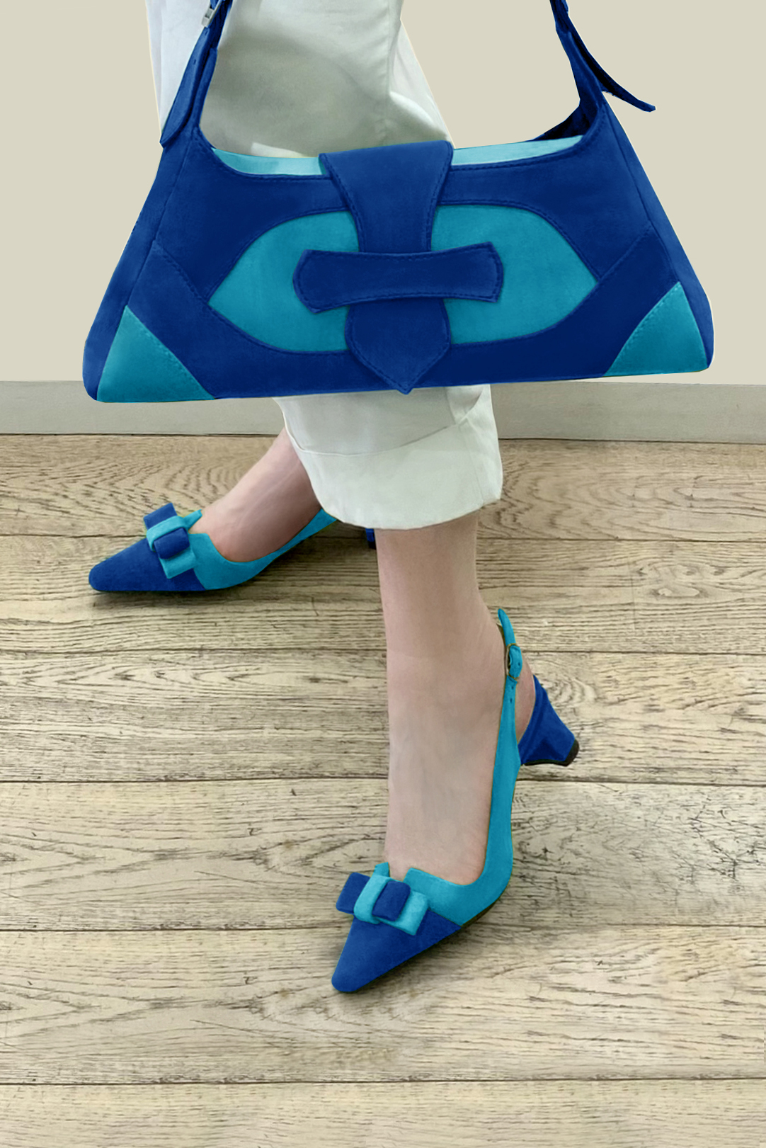 Sac porté à l'épaule habillé femme en cuir bleu électrique et bleu turquoise - Vue porté