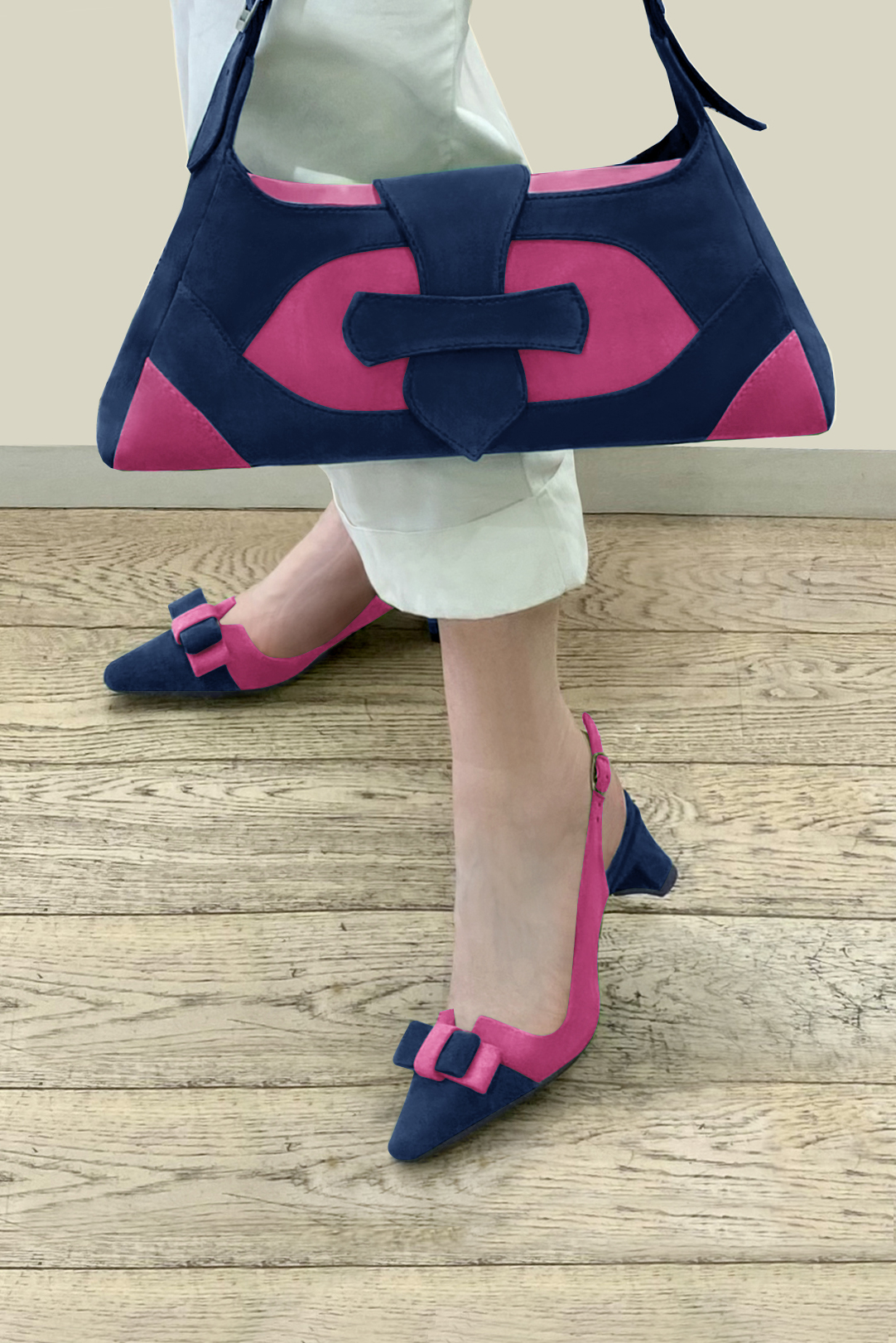 Sac porté à l'épaule habillé femme en cuir bleu marine et rose fuchsia - Vue porté