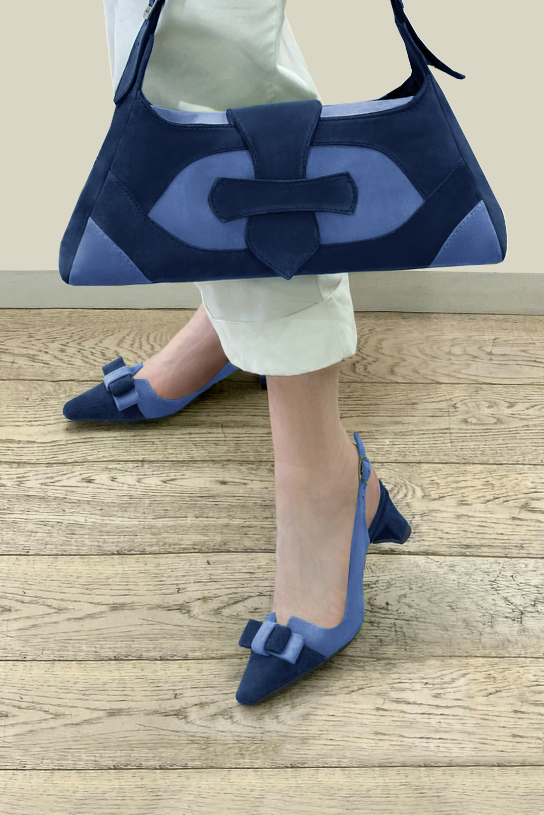 Sac porté à l'épaule habillé femme en cuir bleu marine et bleu électrique - Vue porté