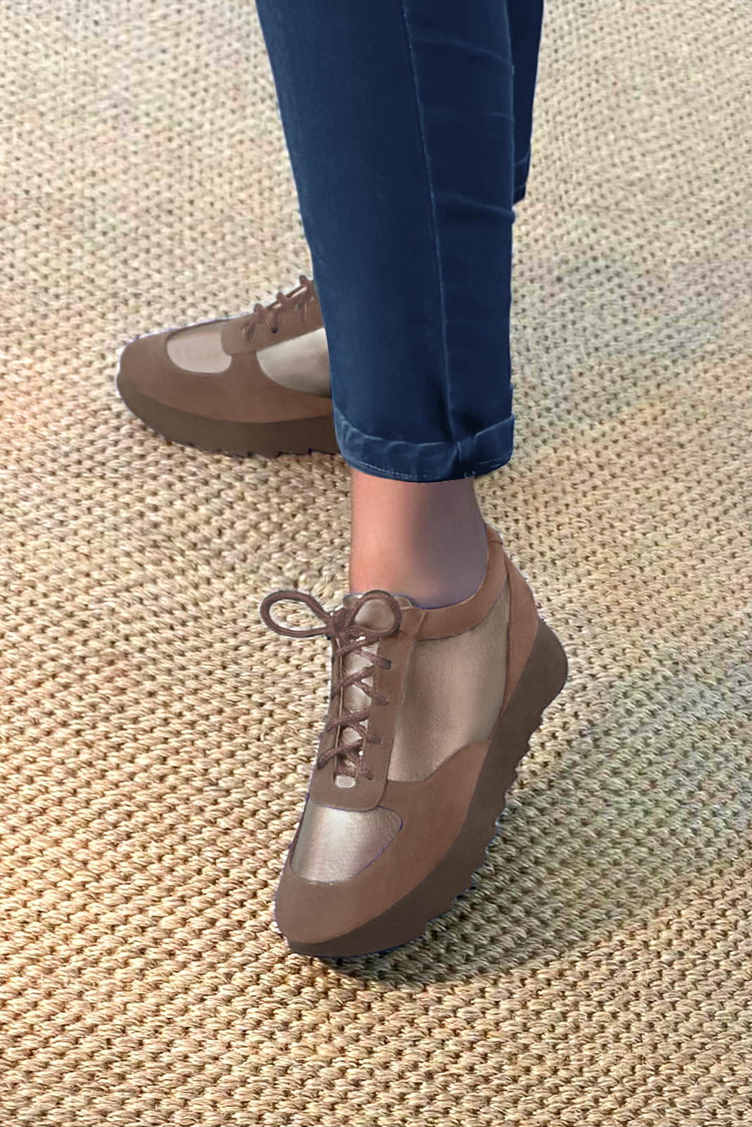 Basket femme habillée :  couleur marron chocolat et or mordoré. Semelle épaisse. Doublure cuir. Vue porté - Florence KOOIJMAN