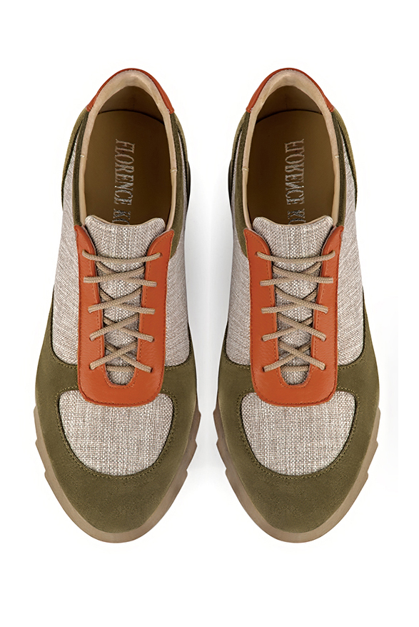 Basket femme habillée : Sneaker urbain tricolore couleur vert kaki, beige naturel et orange corail. Semelle épaisse. Doublure cuir. Vue du dessus - Florence KOOIJMAN