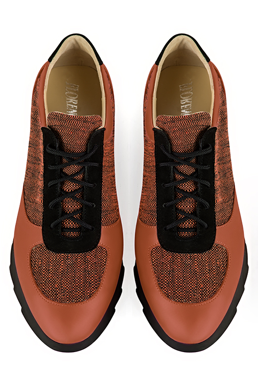 Basket femme habillée : Sneaker urbain bicolore couleur orange corail et noir mat. Semelle épaisse. Doublure cuir. Vue du dessus - Florence KOOIJMAN