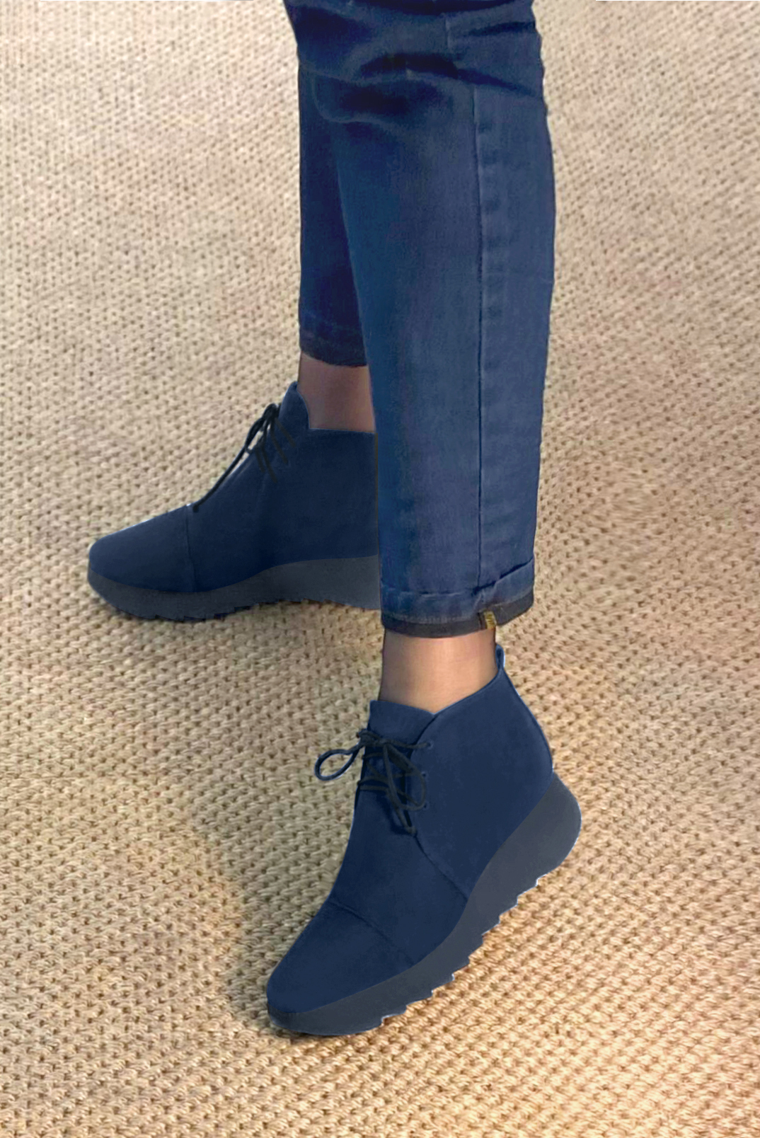 Boots femme : Bottines lacets à l'avant couleur bleu marine. Bout carré. Semelle gomme petit talon. Vue porté - Florence KOOIJMAN